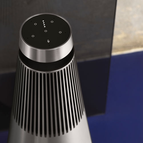 Der Multiroom-Lautsprecher «Beosound 2» streamt die gewünschte Musik, gibt sie wieder und hört auch auf Sprachbefehle. Bang & Olufsen.