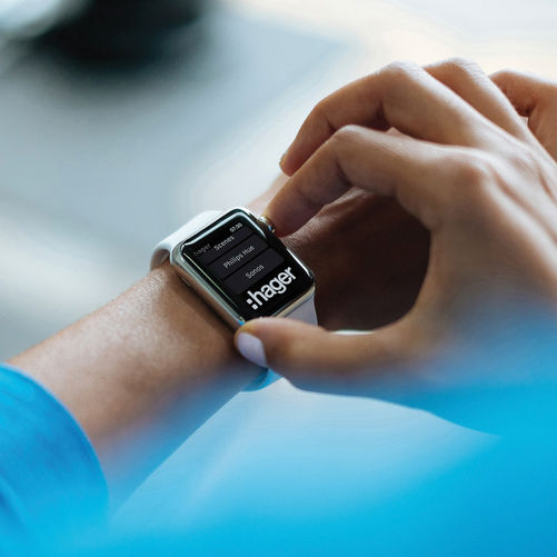Im KNX-System von Hager lassen sich Licht, Musik und andere Funktionen mit der Apple Watch steuern. Hager.