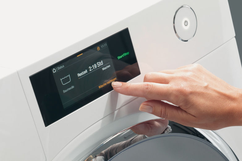 Ein Wäschestück vergessen? Das lässt sich mit der Nachlegefunktion korrigieren. Miele.