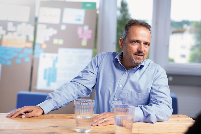 Beat Sidler, Lab-Manager, diskutiert mit Kunden über Prototypen.