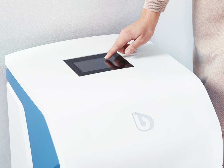 Mit Haus und Haar: Wasser ist unverzichtbar für die körperliche Hygiene und für unsere Reinigungsrituale. Doch in Sachen Wasser gibt es noch Verbesserungspotenzial. Entsprechende Anlagen, wie von BWT, enthärten ihr Wasser zu Hause und sorgen für weichere Haut, eine bessere Aufnahme von Pflegeprodukten und glänzenderes Haar. Auch der Wohnraum profitiert von weicherem Wasser: Handtücher und Kleidung fühlen sich flauschiger an, und es gibt weniger Kalkablagerungen in Bad und Küche. BWT AQUA AG, www.bwt.com
