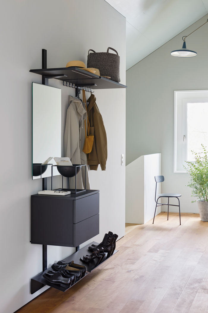 Offen geht es auch: Was griffbereit sein soll oder gerne hergezeigt wird, ist offen gut untergebracht. Das Regelsystem «Pecasa» eignet sich für Garderobe, Homeoffice und Wohnbereich. Accessoires vom Bücherständer über indirekt beleuchtete Tablare bis zu Kleiderstangen und Hakenleisten machen es noch vielseitiger. Eine Entwicklung der Peka Metall AG, Spezialisten für Auszugsysteme.