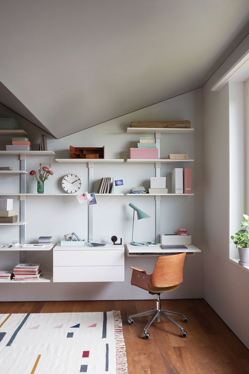 Offen geht es auch: Was griffbereit sein soll oder gerne hergezeigt wird, ist offen gut untergebracht. Das Regelsystem «Pecasa» eignet sich für Garderobe, Homeoffice und Wohnbereich. Accessoires vom Bücherständer über indirekt beleuchtete Tablare bis zu Kleiderstangen und Hakenleisten machen es noch vielseitiger. Eine Entwicklung der Peka Metall AG, Spezialisten für Auszugsysteme.