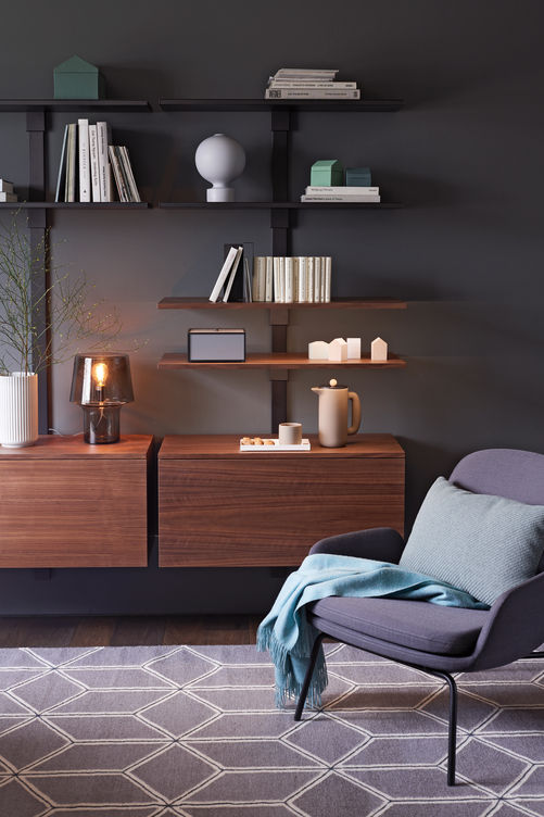 Offen geht es auch: Was griffbereit sein soll oder gerne hergezeigt wird, ist offen gut untergebracht. Das Regelsystem «Pecasa» eignet sich für Garderobe, Homeoffice und Wohnbereich. Accessoires vom Bücherständer über indirekt beleuchtete Tablare bis zu Kleiderstangen und Hakenleisten machen es noch vielseitiger. Eine Entwicklung der Peka Metall AG, Spezialisten für Auszugsysteme.