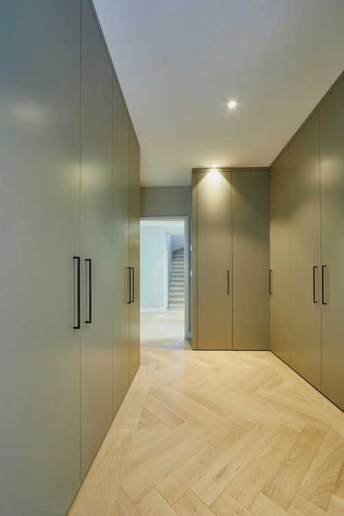 Jedes Stück hat seinen Platz. Planung der Ankleide: Go Interiors GmbH, Zürich. Ausführung: Alpnach Schränke AG, Alpnach.