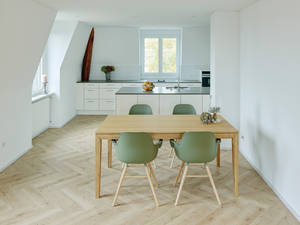 Keramik im Fischgrät-Muster passt in den renovierten Altbau und punktet mit Pflegeleichtigkeit. Ganz Baukeramik AG.