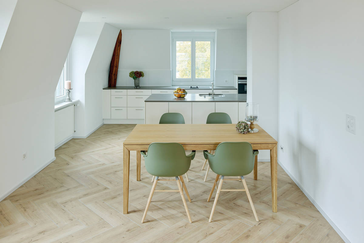 Keramik im Fischgrät-Muster passt in den renovierten Altbau und punktet mit Pflegeleichtigkeit. Ganz Baukeramik AG.