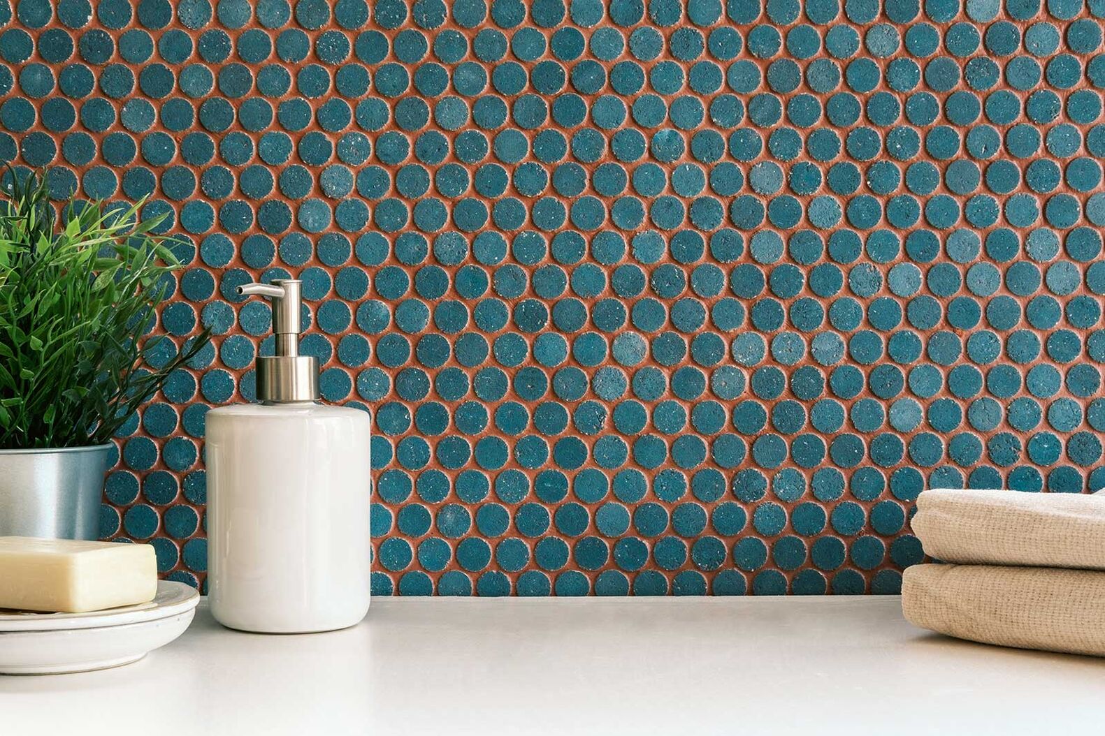 Die effektvollen Zementplatten von La Pietra Compattata schaffen – wie etwa dieses Mosaik – eine einzigartige Raumatmosphäre. Die Materialmischung besteht aus Naturstein-Abschnitten, welche zerkleinert und mit Zement vermischt werden. www.keravita.ch