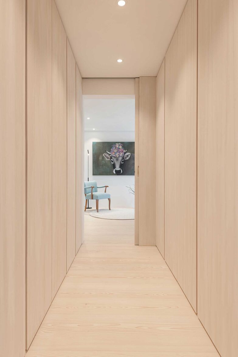 Mit ihrer Länge von bis zu sechs Metern vermitteln die «Maxi-Dielen» Eleganz und Grosszügigkeit. Die Holzdielen aus Weisstanne verbreiten mit ihrer gelblichweissen Farbe und dem leicht bläulichen Schimmer ein freundliches Flair. www.atlasholz.ch