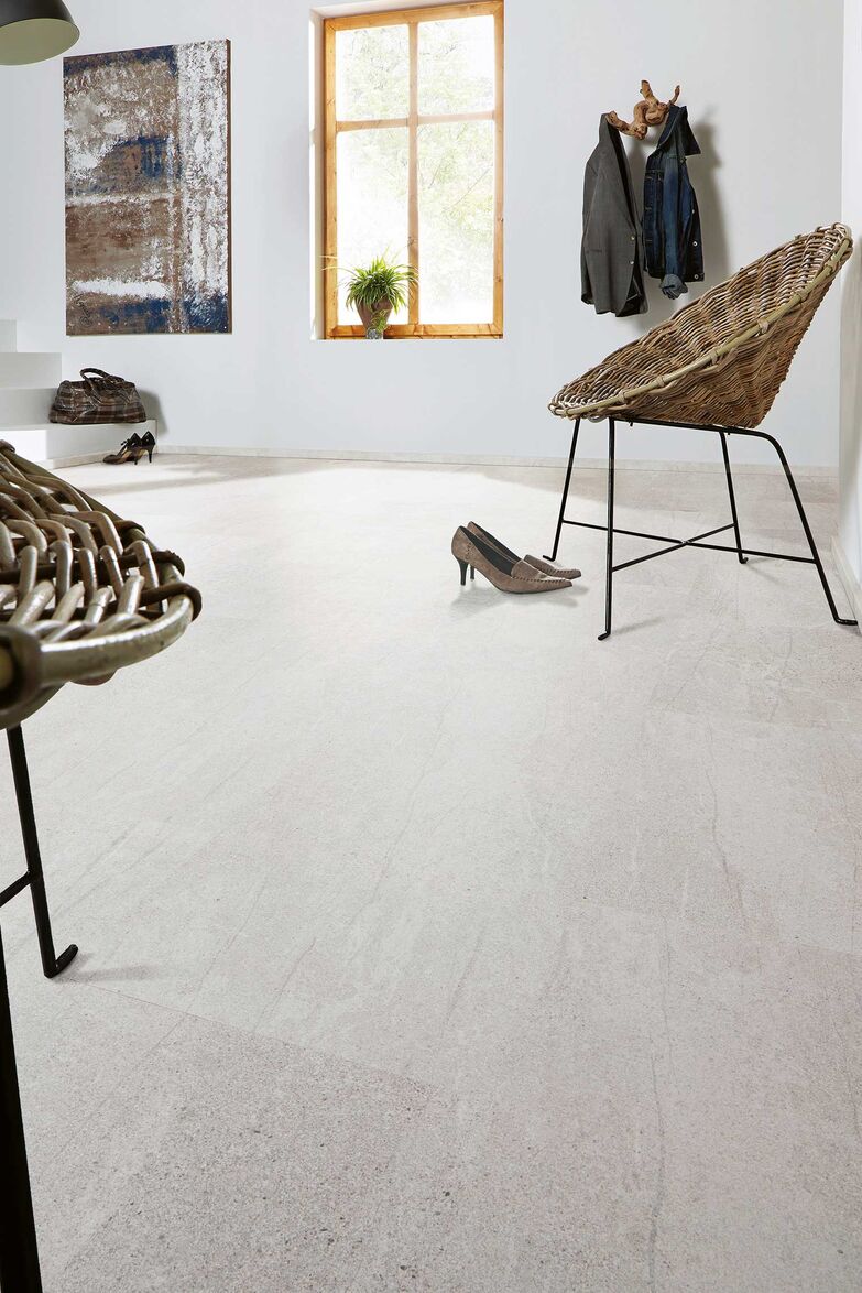 Innovativer Korkboden, der im Look eines Steinbodens daherkommt. Kork begeistert darüber hinaus mit seiner gelenkschonenden und dämmenden Eigenschaft. Tomwood AG.