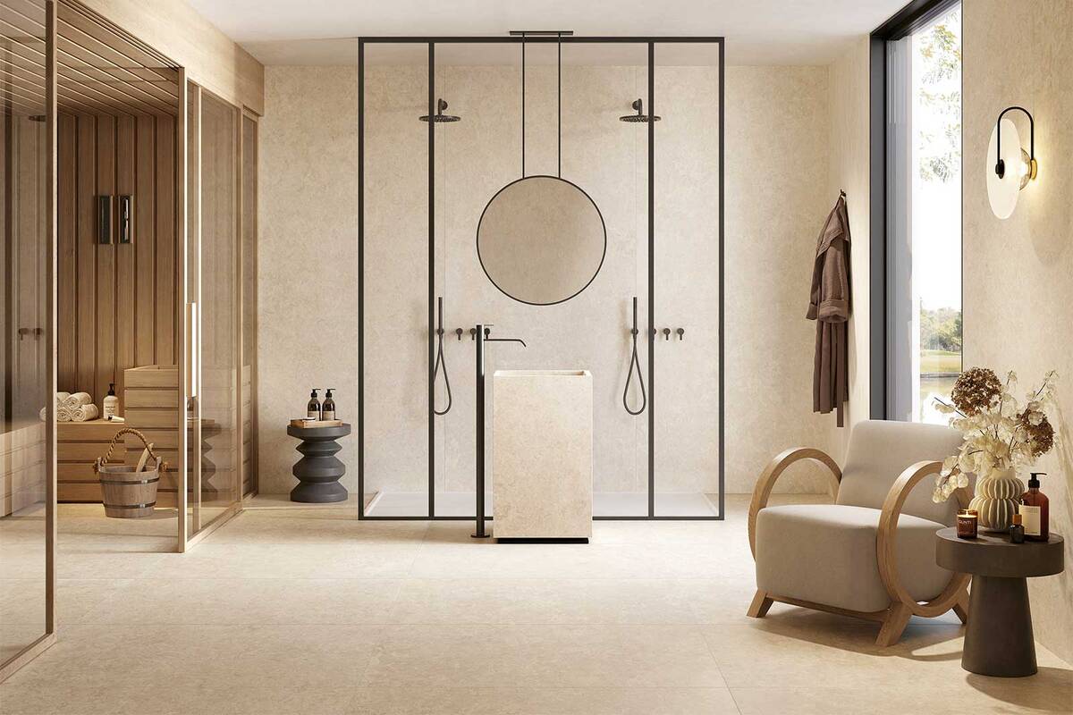 Die Platten aus Feinsteinzeug zeichnen sich durch Rutschfestigkeit aus, was sie ideal für das Badezimmer macht. Sie sind auch pflegeleicht, hygienisch und belastbar. Die Platte «F3490» in beiger Travertinoptik erzeugt ein minimalistisches warmes Raumklima. Marmobisa AG.