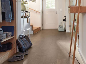 Strapazierfähig und 100 Prozent ökologisch: Linoleum ist ein Naturprodukt und als umweltfreundlicher, elastischer Bodenbelag seit mehr als 100 Jahren beliebt. Früher musste er aufwändig gepflegt werden, heute ist er dank schützendem Oberflächenfinish genauso pflegeleicht wie andere elastische Bodenbeläge. Hergestellt aus Leinöl, Jute, Pigmenten, Naturharzen, Holzmehl und Kalksteinmehl, ist auch die Ökobilanz dieses Bodenbelags unschlagbar. Linoleum «Puro» gibt es in acht Farben und im attraktiven Langdielenformat. Meister.