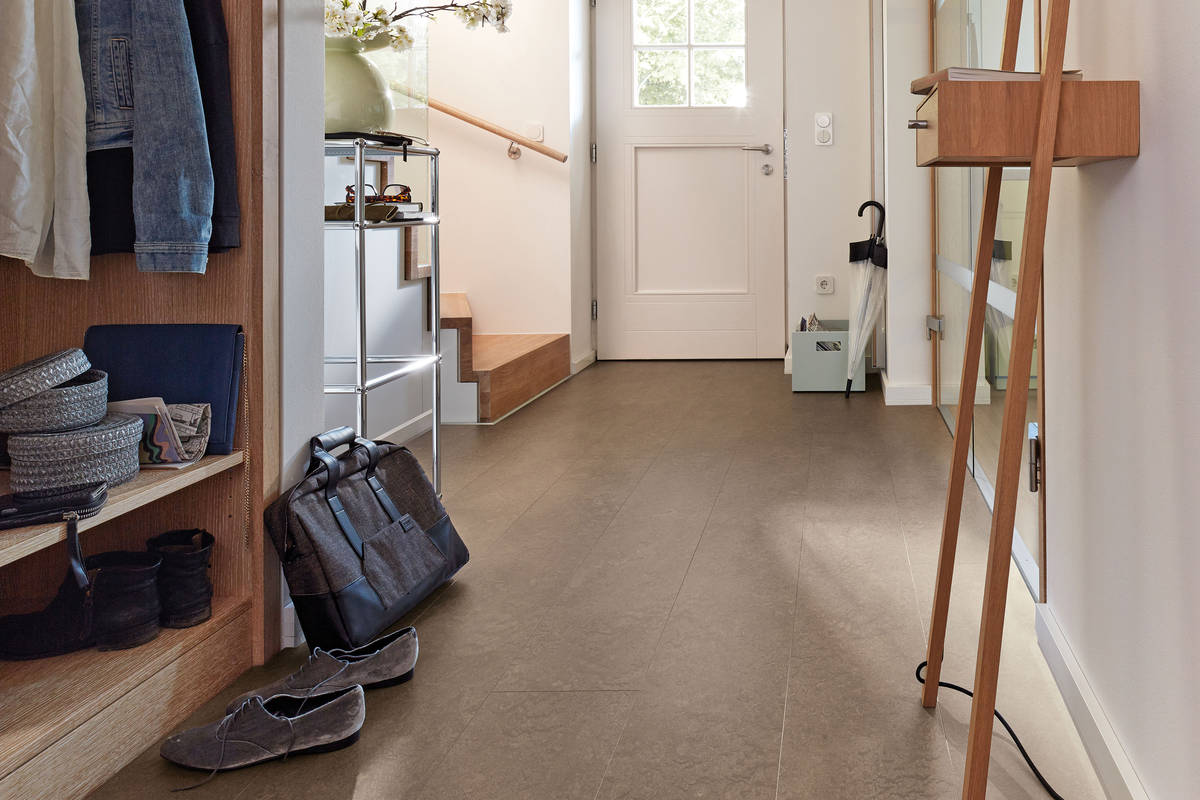 Strapazierfähig und 100 Prozent ökologisch: Linoleum ist ein Naturprodukt und als umweltfreundlicher, elastischer Bodenbelag seit mehr als 100 Jahren beliebt. Früher musste er aufwändig gepflegt werden, heute ist er dank schützendem Oberflächenfinish genauso pflegeleicht wie andere elastische Bodenbeläge. Hergestellt aus Leinöl, Jute, Pigmenten, Naturharzen, Holzmehl und Kalksteinmehl, ist auch die Ökobilanz dieses Bodenbelags unschlagbar. Linoleum «Puro» gibt es in acht Farben und im attraktiven Langdielenformat. Meister.
