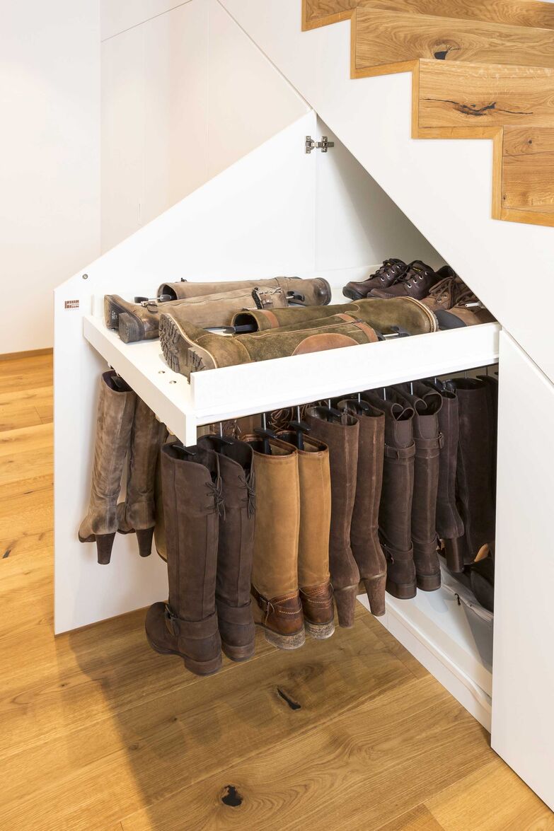 Einbauschrank unter der Treppe. Alpnach Schränke AG.