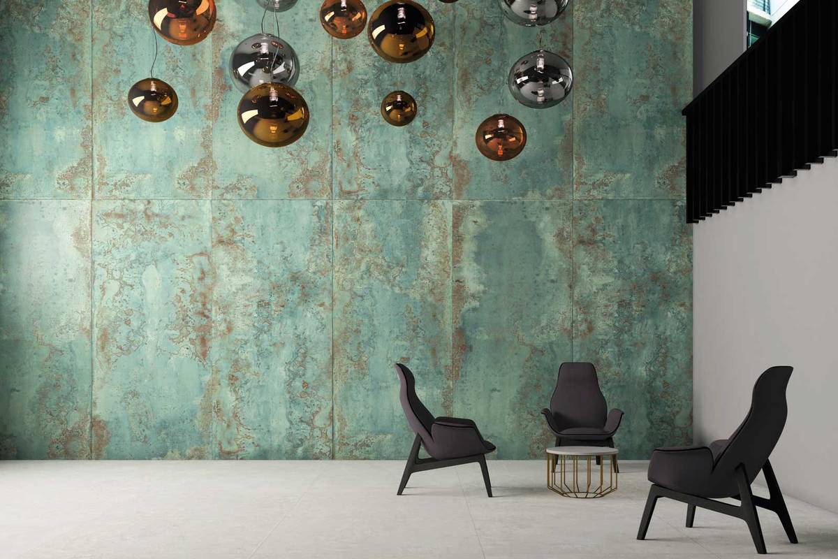 «Zinc Green», Feinsteinzeug im XXL Format von 260 x 120 Zentimetern in Metalloptik, ist ein absoluter Eyecatcher. Apavisa/Plättlimaxx.