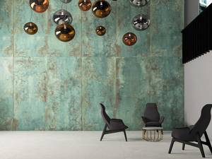 «Zinc Green», Feinsteinzeug im XXL Format von 260 x 120 Zentimetern in Metalloptik, ist ein absoluter Eyecatcher. Apavisa/Plättlimaxx.