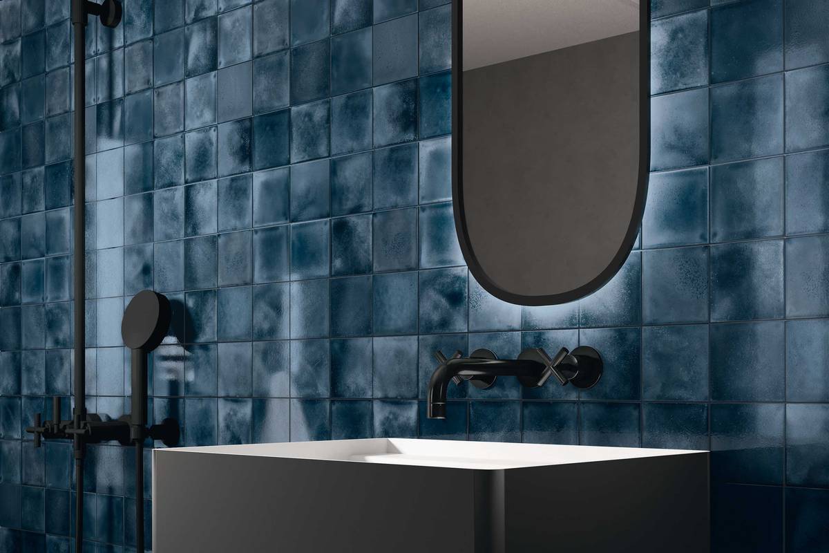 Mit der nach ihm benannten Mosaik-Kollektion «Karl» macht Keramikingenieur Karl Weber schillernde Farbspiele möglich. In mehreren Farben, glasiert und matt. Agrob Buchtal/Deutsche Steinzeug.
