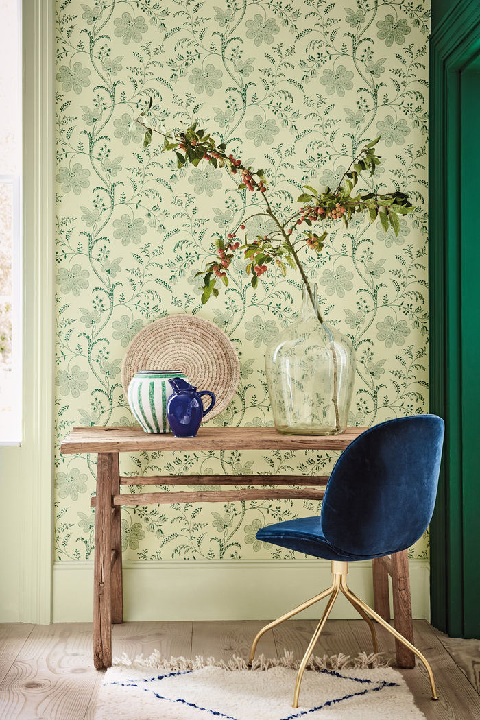 Grün wirkt beruhigend und neutral. Das liebevolle Dessin passt zu unterschiedlichen Interieurstilen. Little Greene.