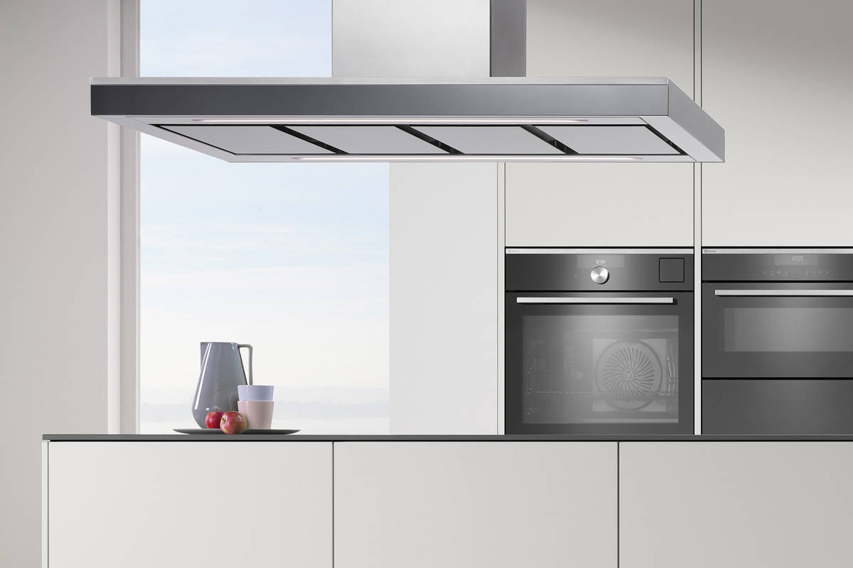 Der Abzug mit «SilentBoost»-Funktion arbeitet so leise, dass der Koch dem Tischgespräch gut folgen kann. Electrolux.