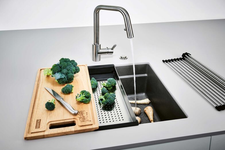 Fragranit-Becken «Kubus 2» mit Rollmatte, Abtropfschale und Rüstbrett.