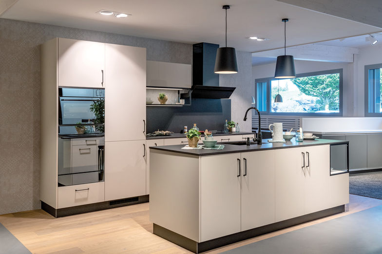 Mit der passenden Beleuchtung wird jede Küche einzigartig inszeniert.