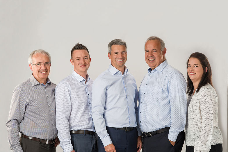 Ziehen am gleichen Strick (v.l.n.r.) Albert Herzog der Dritte, Oliver, Marc, Raphael und Sharon Herzog.