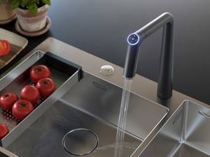 Ein Fingerdruck und alles fliesst, wie man es gerade braucht: Bei der Armatur «Kio» lassen sich Wassertemperatur, -menge und -strahl mit einer Hand steuern. Franke Water Systems AG KWC.