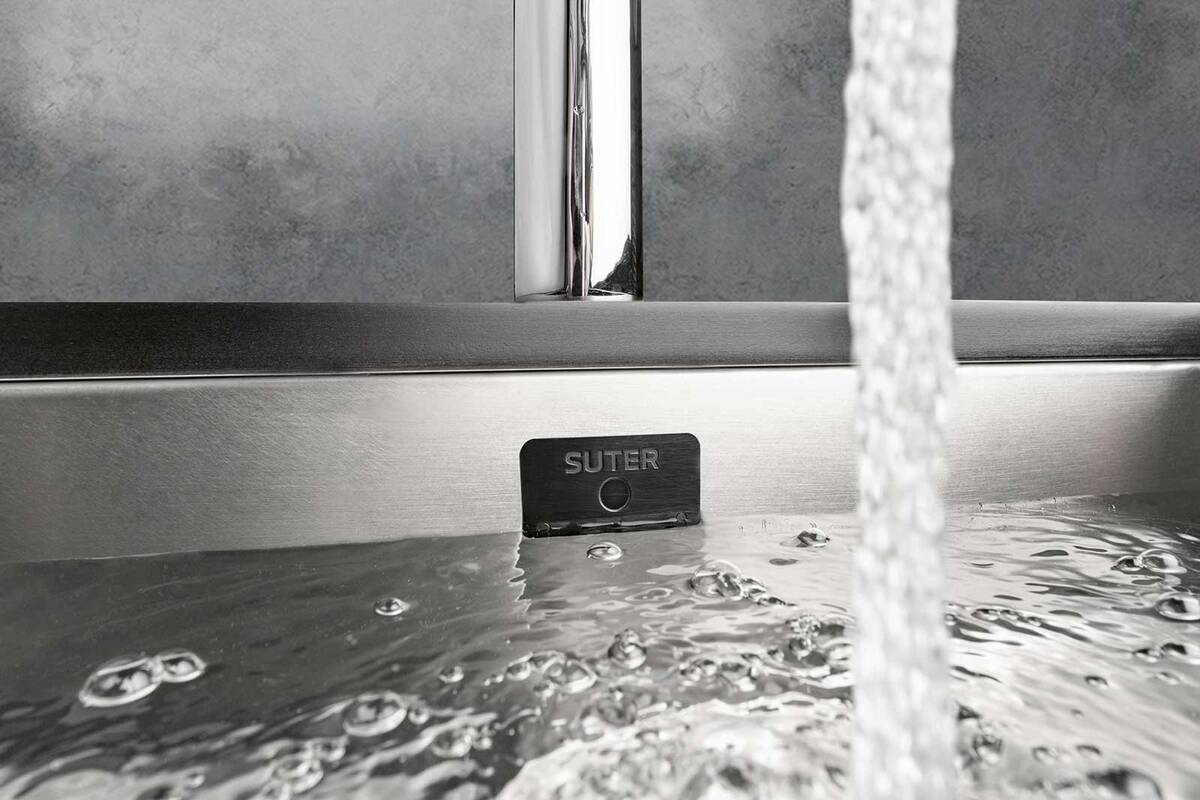 Fugenlos fügt sich die Ab- und Überlauftechnik «eFlow» in die Beckenwand ein. Die drei Positionen «offen», «geschlossen» und «Reinigung» lassen sich über die «eControl» einstellen. Auch der Ablauf des Wassers wird automatisch über die Sensorbedieneinheit überwacht und gesteuert. Suter.