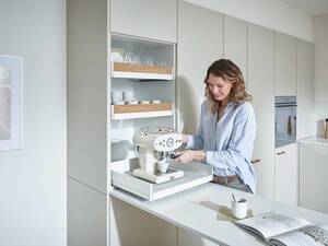 Die Tablarlinie «Liro» lässt gestalterische Freiheiten. Relinge aus massiver Eiche, Glas, Kompaktplatten, Aluminium oder anderen Materialien machen die Tablare beim Öffnen der Möbeltür zum Blickfang. Peka.