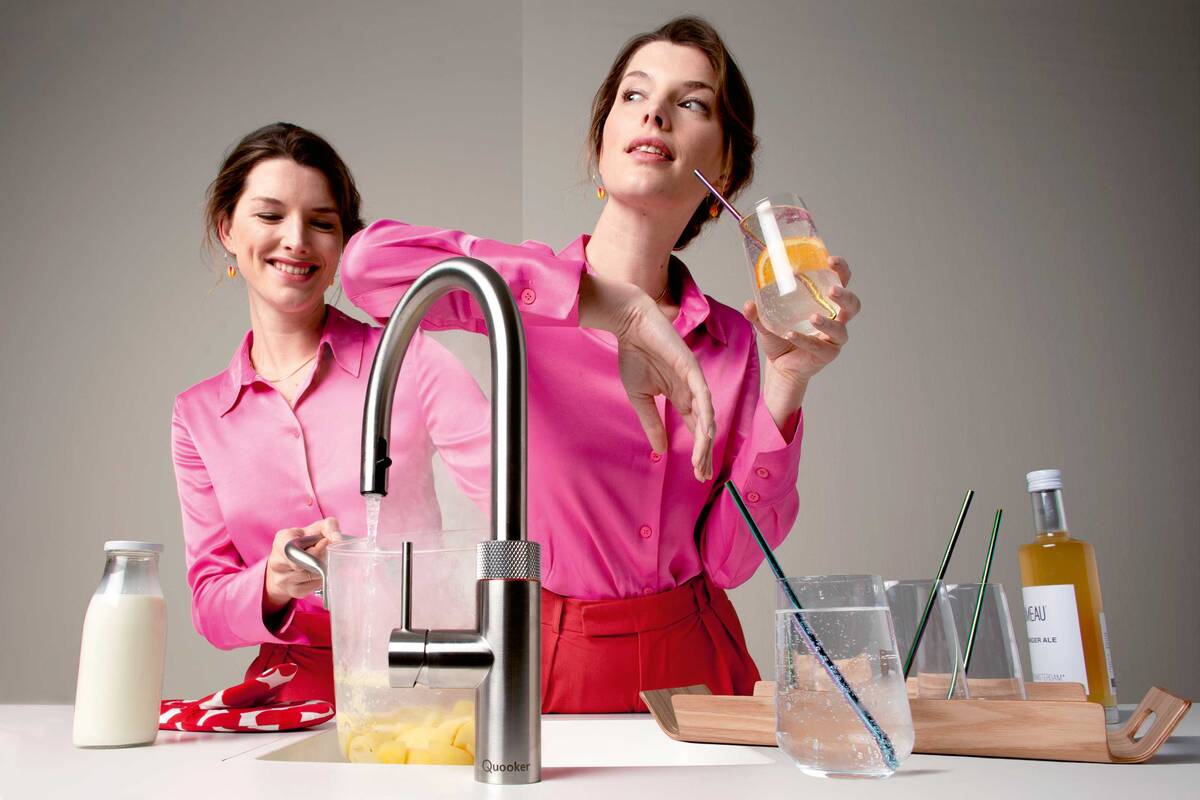 Sprudelnd kühles Wasser für den erfrischenden Drink oder kochendes Wasser für die Kochvorbereitung? Der Quooker, im Bild der «Flex Stainless Steel», kann beides. Quooker Schweiz AG.