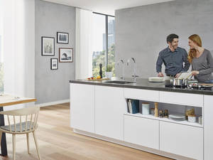 Die schlanken Armaturen machen nicht nur die Küche vollkommen, sie machen auch das Kochen einfacher denn je: Auf Knopfdruck kommt direkt kochend heisses Wasser. Grohe.