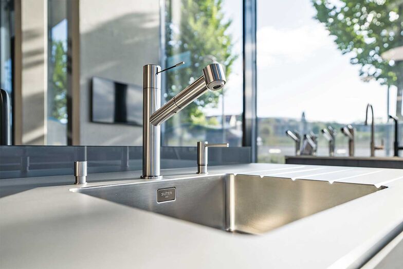 Ausstellungen in Crissier und Zürich: Die Suter Inox AG bietet in ihren Ausstellungen in Zürich und Crissier alles aus einer Hand: individuelle Massanfertigungen, Spülen und Becken, elegante und funktionale Armaturen bekannter Marken sowie moderne Haushaltsgeräte von Bora, Samsung und LG.
Suter Inox AG, www.suter.ch