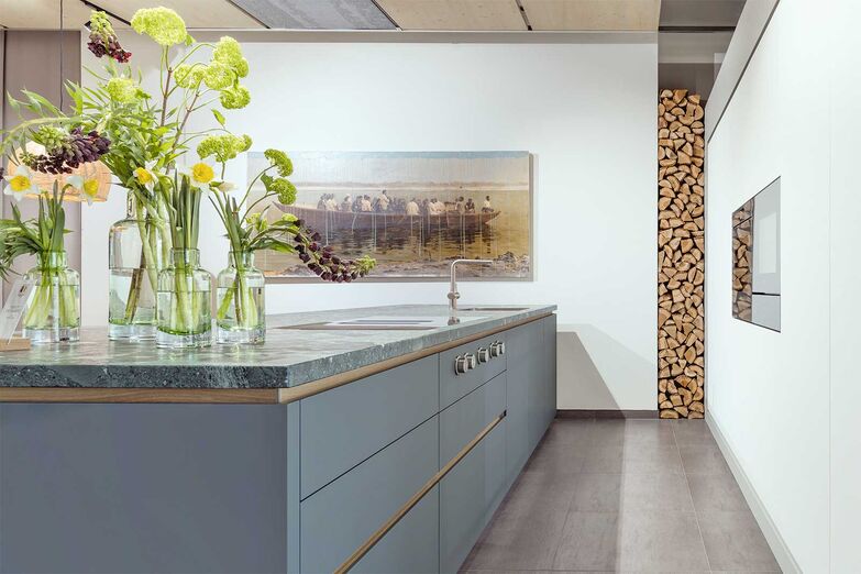 Ein Blick hinter die Kulissen: Auf rund 400 Quadratmetern erleben Besucher im Showroom in Rotkreuz hochwertige Materialien, ausgeklügelte Designlösungen und individuelle Möbelstücke. Qualität, Kreativität und Handwerkskunst stehen im Zentrum. Ein besonderes Highlight: In der Ausstellung können Besucher einen Blick in die Produktionsstätte werfen und die Herstellung der Küchen live mitverfolgen.
Stuber Team AG, www.stuberteam.ch