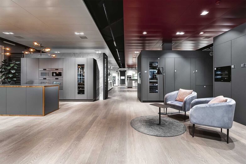 Technologie von morgen hautnah: Das Miele Experience Center in Spreitenbach ist ein modernes Ausstellungszentrum, das die gesamte Produktpalette präsentiert. Individuelle Beratungen werden angeboten, um das perfekte Gerät für den eigenen Haushalt zu finden. Bei Cooking Events können Kochbegeisterte selbst aktiv werden und die Technologie von morgen schon heute erleben und ausprobieren.
Miele Schweiz AG, www.miele.ch