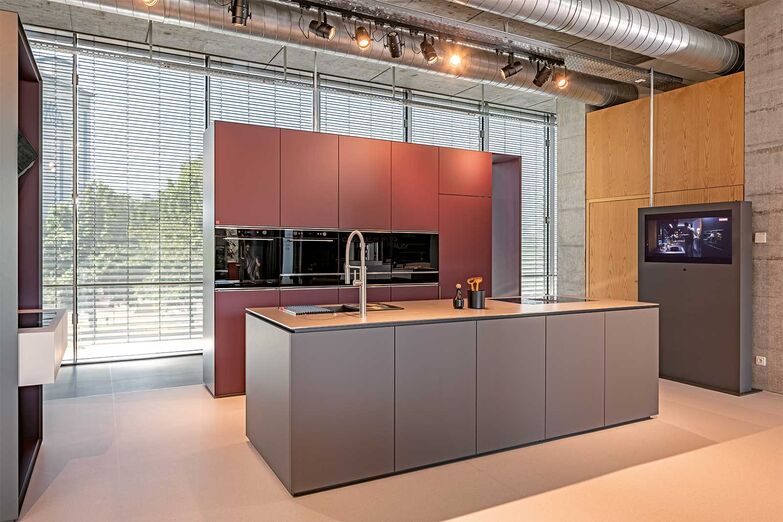 Grosse Ausstellung in Aarburg: Auf über 350 Quadratmetern präsentiert die Franke Küchentechnik AG in Aarburg ihren Besuchern unterschiedliche Produktfamilien und Materialien. Im ersten Stock haben die drei Produktfamilien «Smart», «Maris» und «Mythos» ihren Platz.
Franke Küchentechnik AG, www.franke.com