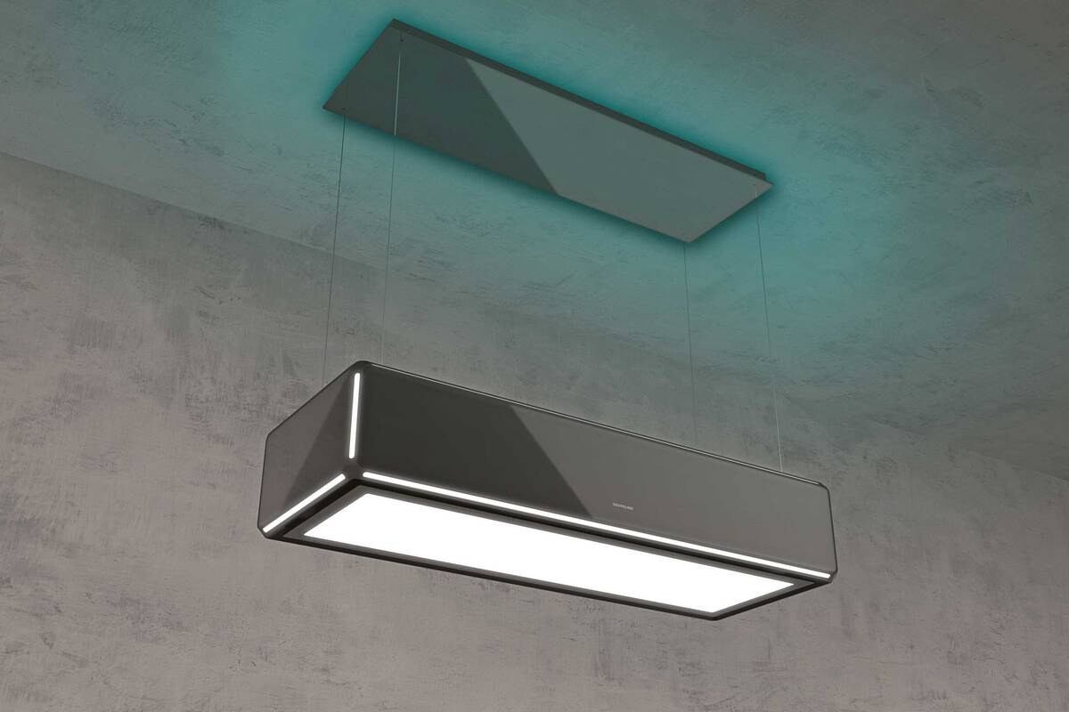 Leuchte oder Haube?: Die Umlufthaube «Light-Line» ist beides. Freihängend und höhenverstellbar gleitet sie an vier Seilen in die optimale Distanz zum Kochfeld. Die Lichtfarbe lässt sich über eine App steuern. Silverline AG.