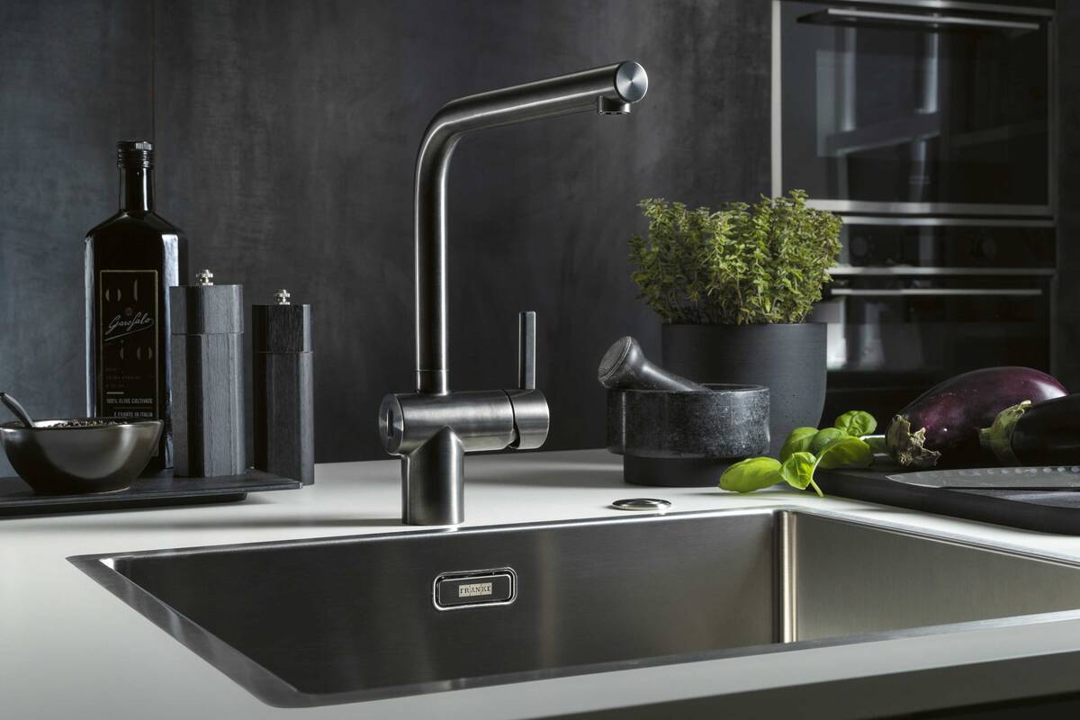 Mit dem German Design Award 2022 ausgezeichnet: Die berührungslose Edelstahl-Armatur ist eine intelligente Lösung für alle, die besonderen Wert auf Hygiene und den bewussten Umgang mit den Ressourcen legen. Franke Küchentechnik AG.