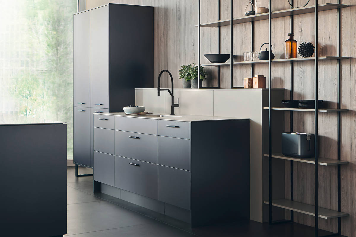 Die Armatur «Gessi Stelo» bringt durch die Pulverbeschichtung in Schwarz matt einen modernen Look an jede Spüle. Suter Inox.
