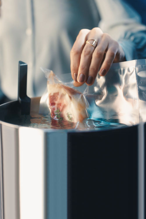 Das kabel- und batterielose Speisenthermometer zeigt die Kerntemperatur während des Garvorganges an und ermöglicht so eine einfache Sous-Vide-Zubereitung. Electrolux.