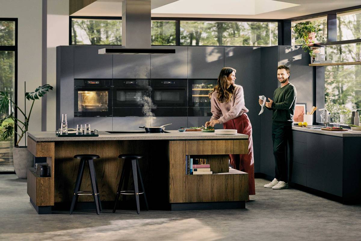 Die Geräte im exklusiv für die Schweiz kreierten «Millennium Design» haben nicht nur optisch etwas zu bieten. Auch das Backen und Dampfgaren gelingt mit der Dosierungshilfe «Steamify» besser. Per Slider die Temperatur wählen, die Dampfdosierung erfolgt automatisch. Electrolux AG.