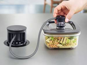 Stets griffbereit: Das versenkt eingebaute Vakuumiergerät erleichtert das Verpacken von Essensresten. «Quva», Suter Inox AG.