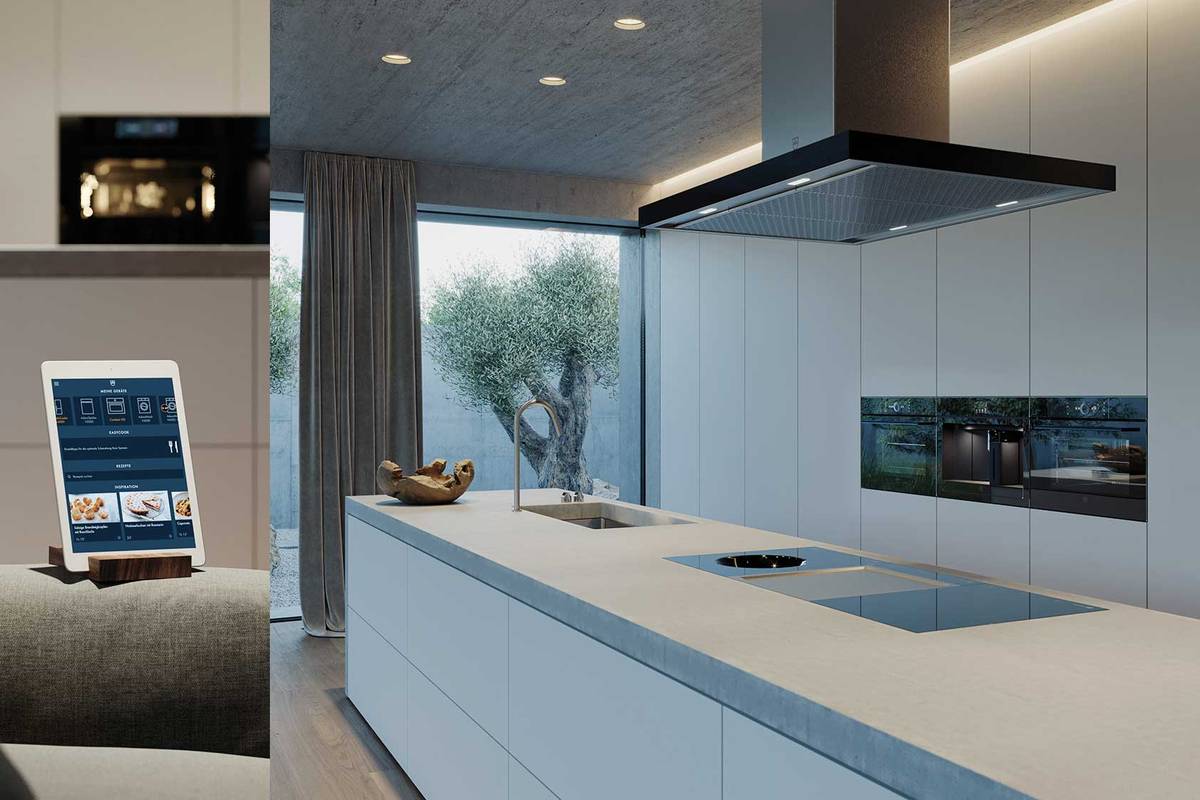 Die im März 2021 lancierte «Excellence Line» bietet weniger erfahrenen Köchen interaktiv Unterstützung. Designfreaks haben die Auswahl zwischen drei Varianten: Spiegelglas Schwarz, Platinum und Pearl. V-Zug AG.