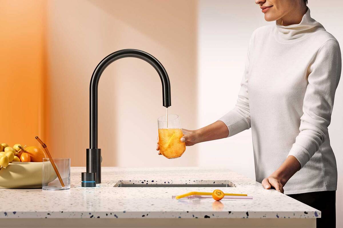 Laufen bringt mit «Vara» seine erste eigene Multifunktionsarmatur für Privathaushalte auf den Markt. Die Variante «All-in-One» bietet sieben verschiedene Wasserarten – still, gekühlt, medium sprudelnd, stark sprudelnd sowie heisses Wasser mit wahlweise zirka 85, 92 oder 96 Grad. Das Wasser ist immer gefiltert. Laufen.