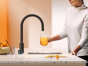 Laufen bringt mit «Vara» seine erste eigene Multifunktionsarmatur für Privathaushalte auf den Markt. Die Variante «All-in-One» bietet sieben verschiedene Wasserarten – still, gekühlt, medium sprudelnd, stark sprudelnd sowie heisses Wasser mit wahlweise zirka 85, 92 oder 96 Grad. Das Wasser ist immer gefiltert. Laufen.