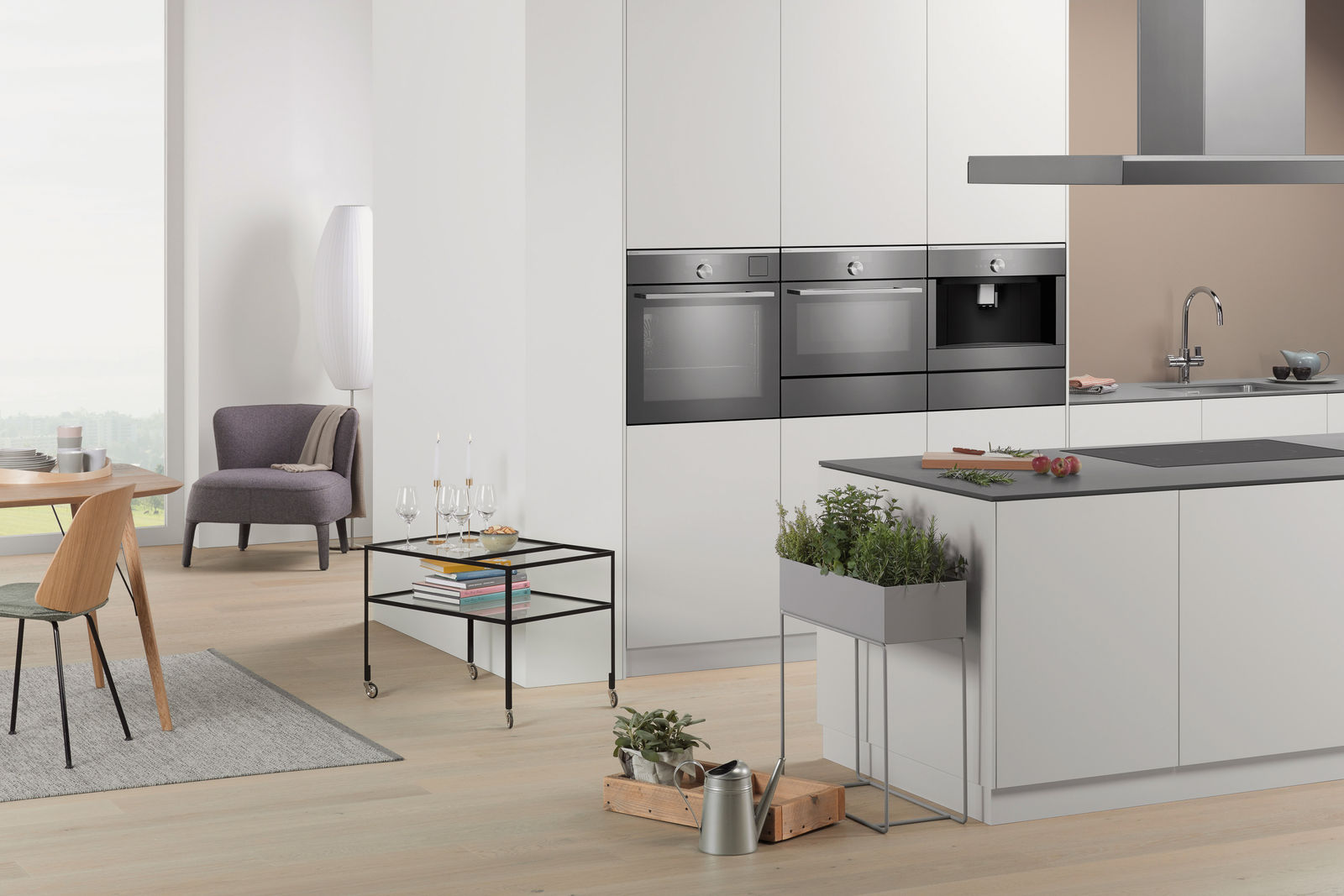 Steamer, Backofen und Kaffeemaschine aus der speziell für die Schweiz entwickelten «Millennium Line». Das Design wird von Glas dominiert, gebürsteter Edelstahl setzt Akzente. Verständliche Bedienkonzepte sollen den Zugang zu neuen Technologien erleichtern.