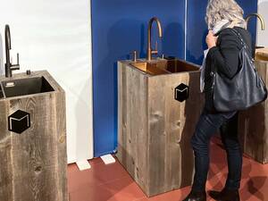 Am Tag der Küchenneuheiten in Safenwil wurde der Fachwelt «Elegante», ein flächenbündiges neues Edelstahlbecken, präsentiert. Morath AG.