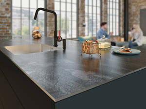 Der Produktname «BlackRange Industrial» verrät die Coolness der Arbeitsfläche. Durch die Unregelmässigkeiten und F.arb- und Strukturdifferenzen wird aus jeder Platte ein Einzelstück. Suter Inox
