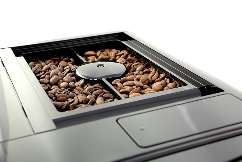 Der Zweikammern-Bohnenbehälter bietet die Wahl zwischen zwei Bohnensorten, beispielsweise hell gerösteten Bohnen und einem typischen Espressokaffee.