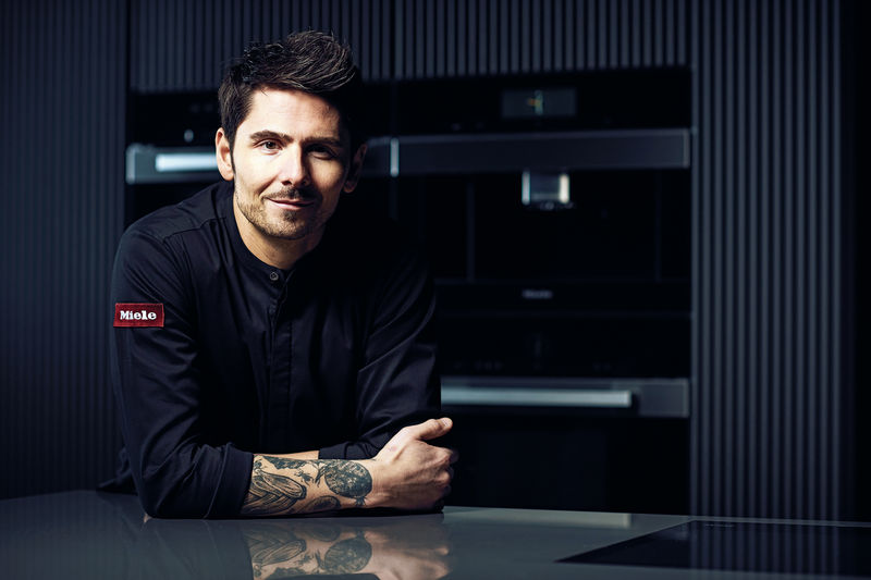 Nenad Mlinarevic gehört zu den erfolgreichsten Schweizer Köchen einer modernen Generation, die Fine Dining völlig neu interpretiert. Er stellte die New Generation von Miele mit kulinarischen Höhepunkten vor.