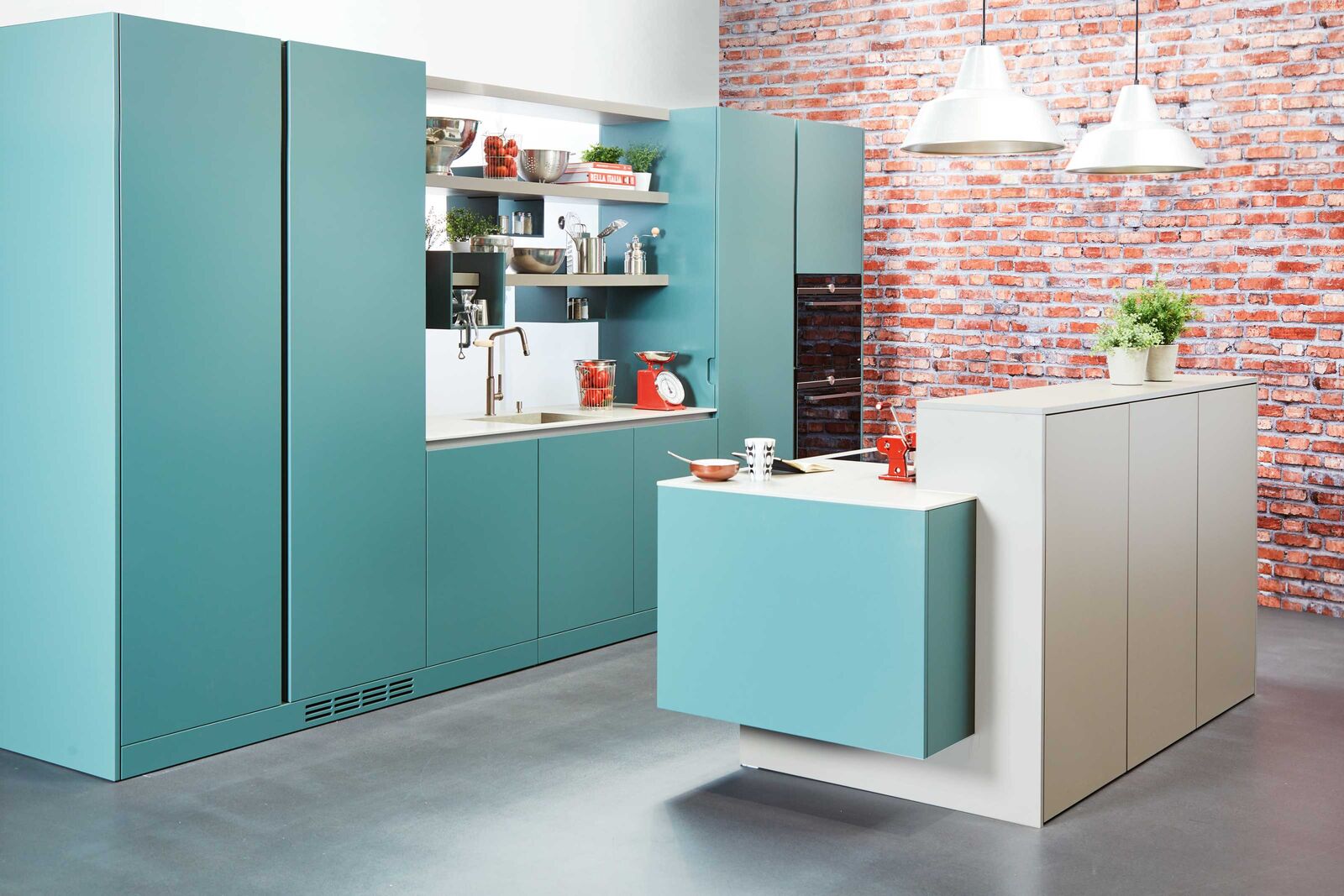 Lebendig und natürlich Verspielt, aber trotzdem funktional, und vielseitig wie das Leben. Diese Stilwelt verwendet Massivholz, Naturstein sowie matte Materialien und kombiniert diese mit fröhlichen Farben und Mustern. Diese Küche mixt Farben und Materialien zu einem fröhlichen, stimmigen Ganzen. Zu ihren Besonderheiten zählen die Keramikabdeckung mit dem eingelassenen Spülbecken sowie die frei platzierbaren Regalboxen. Die grosszügige Kochinsel bietet extra viel Platz und dient zugleich als Raumtrenner.
